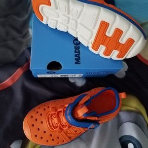 NIB boys size 9 water shoe
